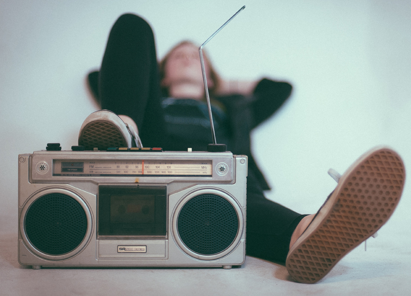 illustration, en person som slappar och lyssnar på radio